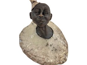Skulptur af Heidi av Reyni med titlen Hængt ud