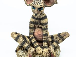 Rikke Stiig med skulpturen SkatCat
