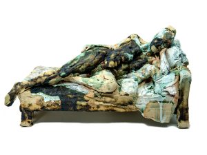 Rikke Stiig med skulpturen Waiting(liggende)