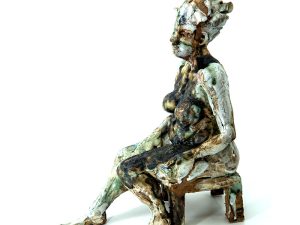 Rikke Stiig med skulpturen Waiting (siddende)